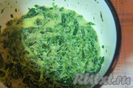 Масло растопить, добавить в него шпинат и тщательно перемешать. Дать немного остыть.