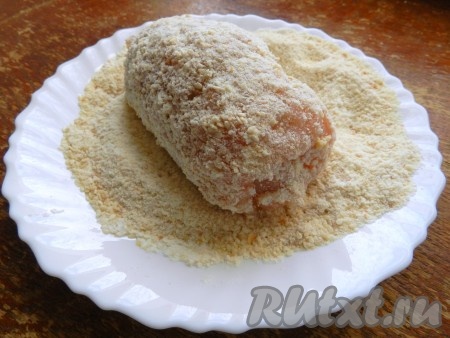 Для панировки смешать сухари, кунжут и муку. Каждый куриный рулет обвалять в панировке.