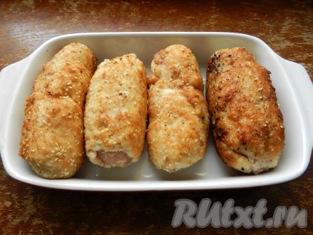 В сковороде разогреть растительное масло и обжарить куриные рулетики со всех сторон. Переложить в форму для запекания и поставить в разогретую до 200 градусов духовку на 25-30 минут.

