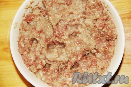  Куриные сердечки пропустить через мясорубку вместе с луком. Посолить и поперчить по вкусу. Обжарить на сковороде до готовности. 