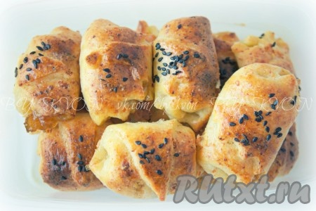 Вкусные, румяные творожные рогалики с повидлом готовы.
