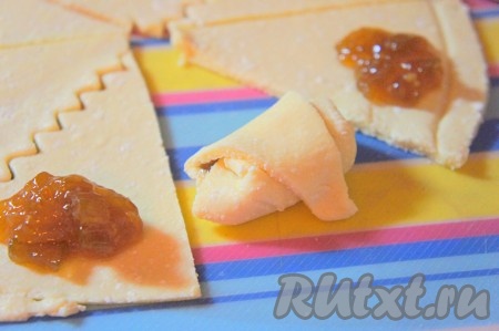 И формируем рогалики с повидлом.
