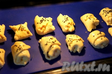 Духовку разогреваем до 180 градусов. Запекаем рогалики с повидлом 30-40 минут. Их приятно румяный цвет подскажет вам о готовности.
