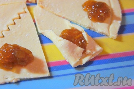 Немного подворачиваем края (как показано на фото), чтобы повидло не вытекало&nbsp; из творожных рогаликов в процессе приготовления.
