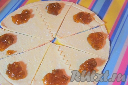 На внешний край каждого сегмента выкладываем немного повидла или варенья.
