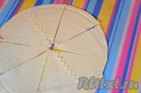 Приготовим творожное тесто.&nbsp;Тесто делим на 2 части. Каждую часть раскатываем, вырезаем круг, затем разрезаем его на 8 равных сегментов (можно использовать фигурные ножи или другие приспособления).
