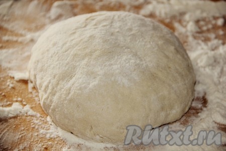 Для приготовления теста,  в теплом молоке растворим дрожжи и соль. Добавим взбитое яйцо и муку, замешивая однородное тесто.