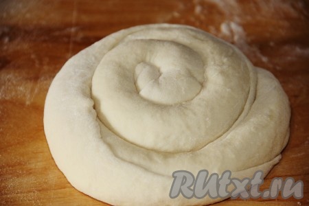 Закручиваем тесто в рулет и сворачиваем улиткой. Таким образом у нас получится 2 улитки. Заворачиваем их в пакеты и отправляем в холодильник на 2 часа.