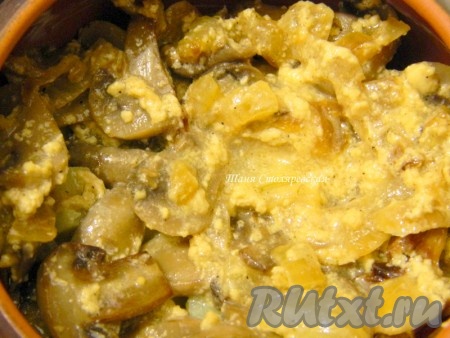 Добавить грибы вместе с соусом, посолить, добавить специи.
