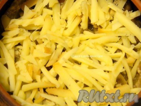 Посыпать натертым сыром.