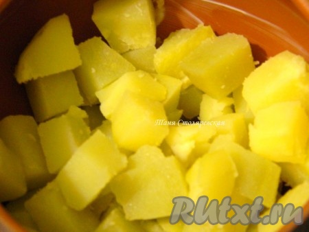 Горшочки обмазать маслом. На дно высыпать картофель.&nbsp;
