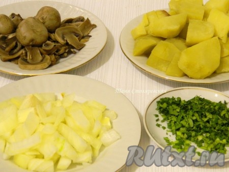 Картофель и грибы предварительно отварить. Немного бульона, в котором варились грибы, оставить. Картофель, грибы, зелень, лук порезать. 
