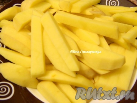 Жарим картошку фри и обсушиваем на салфетке.