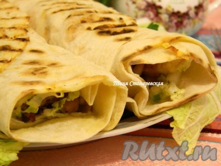 Кушаем вкусную шаурму горячей. Сверху в рулет можно еще ложечку соуса положить для сочности.