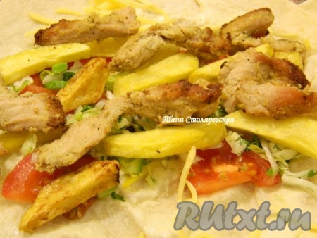 Сверху кладем мясо и слегка по всему лавашу присыпаем натертым сыром.
