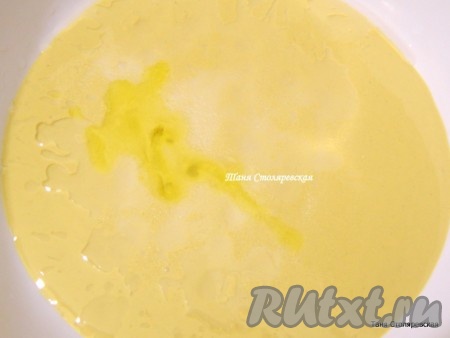 Добавляем сок лимона и оливковое масло.
