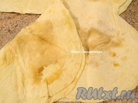 Для шаурмы я использую армянский лаваш, он тонкий и нужного размера. В домашнем лаваше готовить шаурму не советую, так как он толще и шаурма получится в нем жестче.
