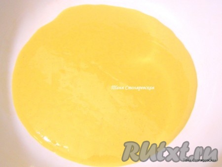 Готовим маринад. В глубокую миску выливаем кунжутное масло.