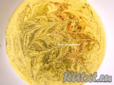 Высыпаем соль, специи по вкусу и перемешиваем. Если маринад покажется вам густым, добавьте воды.
