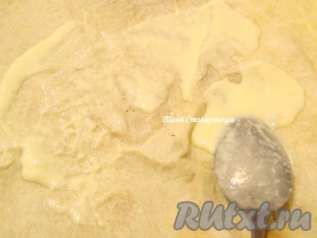 Сначала наносим слой приготовленного чесночного соуса, но немного чтобы лаваш не размяк.
