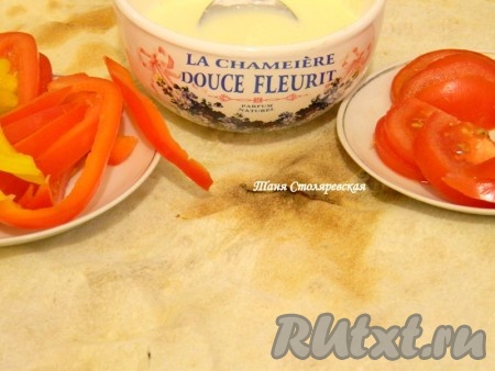 Для соуса мы все тщательно перемешиваем в бленедере в той последовательности, в которой я написала в ингридиентах для приготовления соуса. Картофелем мы корректируем силу вкуса чеснока. То еть, любите острее, добавляете меньше картофеля, и наоборот.
