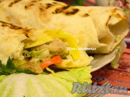 Кушаем вкусную шаурму горячей. Сверху в рулет можно еще ложечку соуса положить для сочности.
