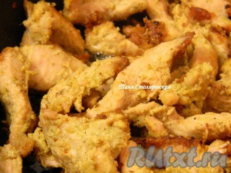 Затем филе обжариваем до золотистой корочки. Пробуем на соль и специи, если чего-то не хватает, добавляем.
