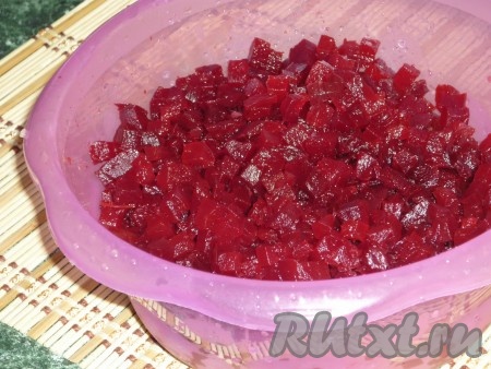 Репчатый лук очистить и мелко порезать. Огурцы порезать кубиками.
Свеклу тоже порезать кубиками. К свекле добавить немного растительного масла и перемешать - тогда свекла не окрасит остальные овощи в винегрете.
