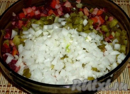 Соединить вместе: свеклу, картофель, морковь, огурцы, лук.
