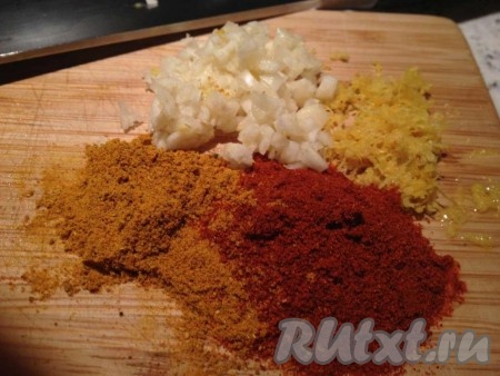 Куриные бедра моем, кладем в большую миску. Заливаем их небольшим количеством соевого соуса (можно заменить бульоном), оливкового масла, добавляем сок, цедру лимона, карри, паприку, мелко нарезанный чеснок, немного солим и перчим.&nbsp;