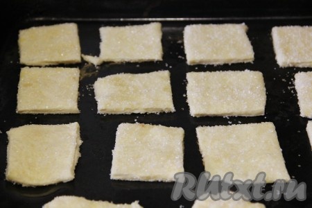 Пласт с тестом разрезать на кусочки любой формы - это будут наши будущие печеньки. Выложить слойки с сахаром на противень, смазанный растительным маслом. Выпекать печенье в разогретой духовке 25 минут при температуре 150 градусов.
