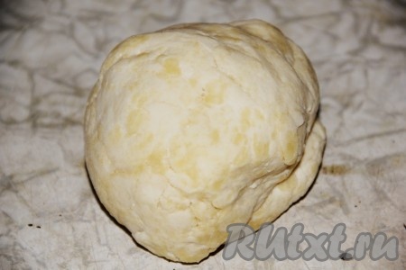 Муку смешать с солью и добавить охлаждённое сливочное масло, нарезанное на кусочки. Перетереть массу руками в крошку. Затем добавить яйцо, влить сметану и собрать тесто в ком. Долго месить слоёное тесто не стоит, достаточно собрать его в ком. Затем положить тесто в целлофановый пакет и отправить на час в холодильник.
