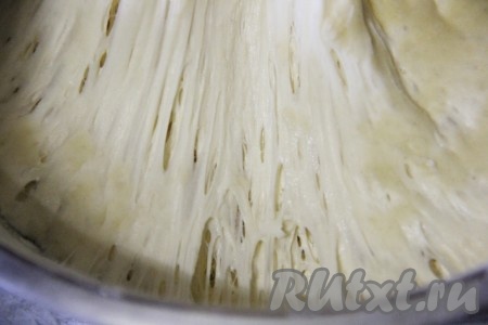 В прохладной воде разводим соль, дрожжи и муку, замешиваем тесто. Особо замешивать тесто не стоит, пару минут будет достаточно. Накрываем тесто полотенцем и оставляем в тепле на 12-18 часов. Удобно замесить тесто с вечера и утром выпекать итальянский хлеб.
