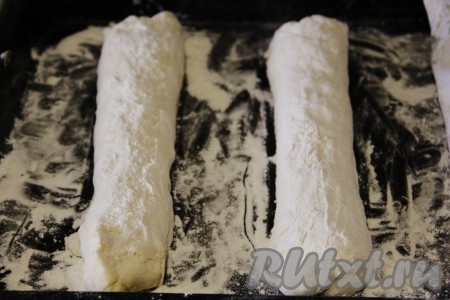 Через час берем каждую часть теста и руками растягиваем до максимально возможной длины.
