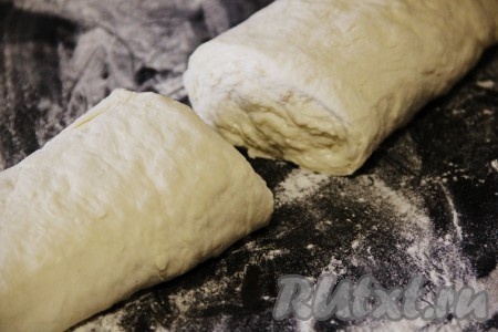 Разрезаем тесто пополам и оставляем на 60 минут на расстойке.
