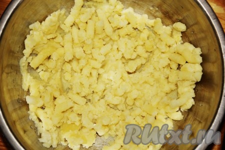 Воду с картофеля слить, 120 мл воды, в которой варился картофель, отложить в сторону. Картошке дать немного подсушиться и измять его с помощью картофелемялки.
