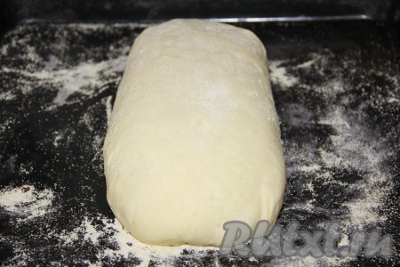 В 120 мл теплой воды, в которой варился картофель, растворить дрожжи и соль. Оставить опару на 30 минут. Затем соединить картофельное пюре с опарой и взбить до однородной массы, добавить растительное масло и постепенно всыпать муку. Вымешивать 15 минут руками или комбайном. Тесто получится липким, так его и оставьте, накройте полотенцем и дайте постоять 1 час в теплом месте. Подошедшее тесто разделить на 2 части, это будут 2 картофельных хлеба. Из каждой части сформировать хлеб и выложить на противень, предварительно обсыпанный кукурузной или обычной мукой.
