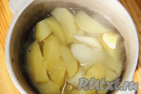 Картофель почистить, разрезать на 4 части и залить водой. В воду добавить лавровый лист, тимьян, розмарин, перец и 1 чайную ложку соли. Поставить на огонь и варить до готовности картофеля.
