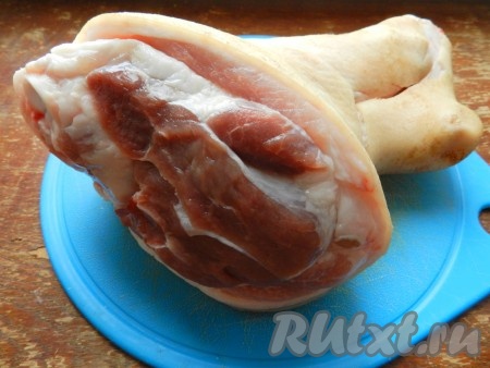 Для запекания нужно выбирать мясистую свиную рульку, желательно, чтобы было меньше жира, а больше мяса. Свиную рульку тщательно вымыть, если нужно, поскоблить, кожица должна быть чистая. Разрубить пополам (можно не рубить, если у вас есть большая кастрюля, в которую рулька поместится целиком).