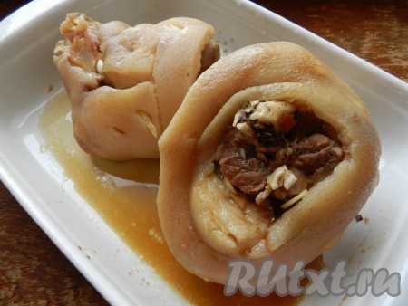 Обмазать свиную рульку смесью мёда и соевого соуса, поставить запекаться в разогретую до 200 градусов духовку на 15 минут. Затем перевернуть на другую сторону, снова смазать соево-медовым соусом и запекать ещё 15 минут.