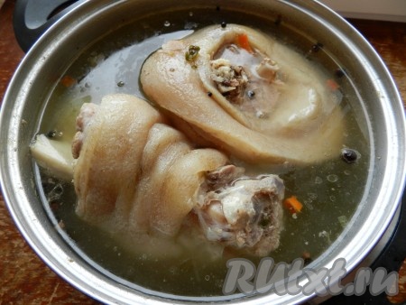 Затем добавить соль, специи (в качестве специй я добавила 1 столовую ложку сухих овощей, 5-6 горошин душистого перца, 0,5 чайной ложки смеси перцев горошком), 1 лавровый лист и варить ещё 30 минут.