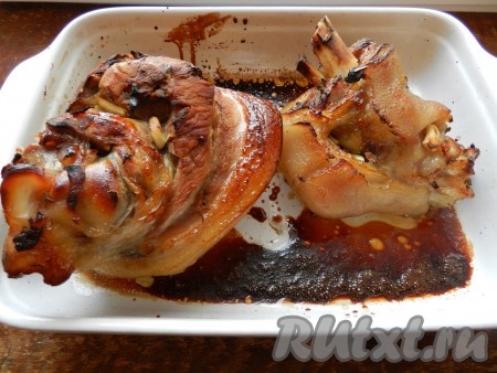 Очень вкусная запечённая свиная рулька готова.