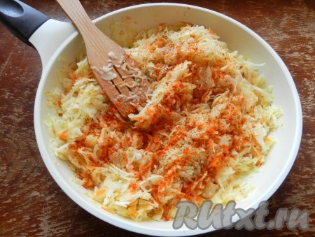 Затем добавить к капусте соль, специи (в качестве специй я добавила чёрный молотый перец, 1 чайную ложку молотой сладкой паприки и&nbsp;1 чайную ложку смеси итальянских трав), лавровые листья, влить примерно 60 миллилитров воды, перемешать, уменьшить огонь и тушить 30-40 минут под крышкой (до мягкости капусты), время от времени помешивая. Если капуста не сочная, то в процессе тушения можно добавить ещё немного воды.