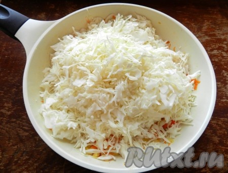К обжаренным овощам добавить капусту, перемешать. На огне выше среднего обжарить капусту в течение 5-7 минут, периодически перемешивая. За это время капуста немного обмякнет.