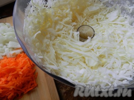 Капусту нарезать ножом на тонкие полоски (я нарезала капусту с помощью комбайна).