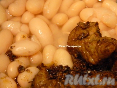 Мясо перемешать с фасолью.