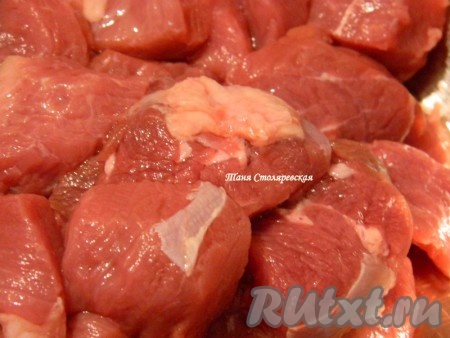 Мясо нарезать небольшими кубиками.