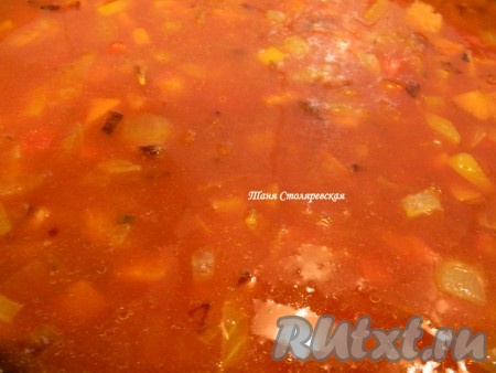 Влить томатный сок и прокипятить 5 минут. Добавить соль и специи по вкусу.