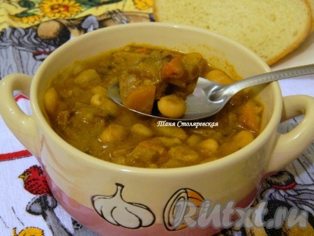 Я люблю когда фасоль с мясом наваристая и густая, если вы так не любите, добавьте больше воды во время тушения. Еще этот гарнир хорошо готовить в горшочках. Для этого духовку нагреваете до 150 градусов, ставите фасоль с мясом и даете покипеть 10 минут, выключаете духовку и оставляете горшочки еще на 20 минут.
