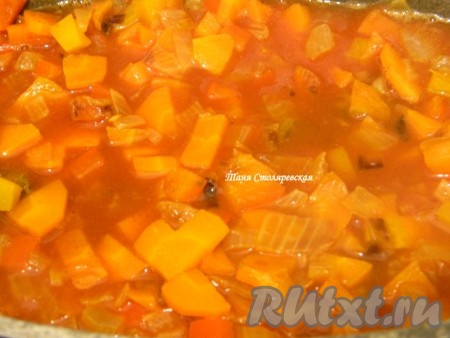 Залить подливкой фасоль с мясом и тушить до полной готовности мяса.
